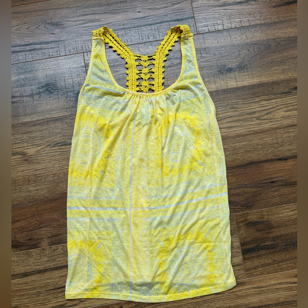 Charlotte Russe M Yellow Shell Tank.